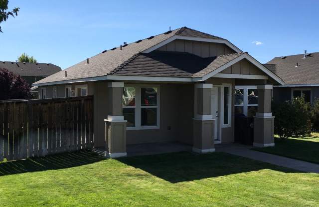 Single Level 3/2 Home in Redmond! 1395 NE 5th - 1395 Northeast 5th Street, Redmond, OR 97756
