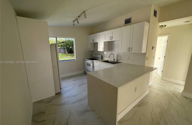 4541 SW 41st St photos photos