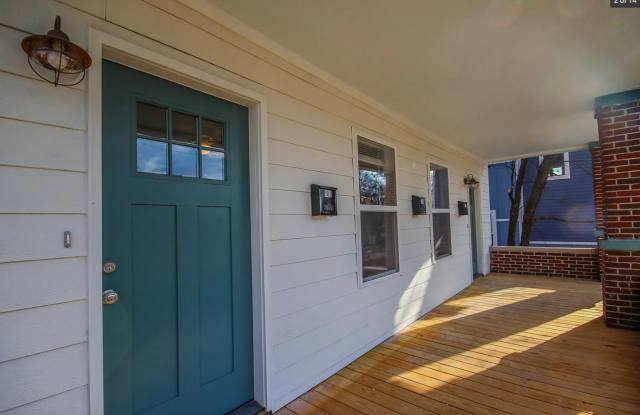 2 Bed Apartment in Highland Park! Laundry onsite! Gallery 3