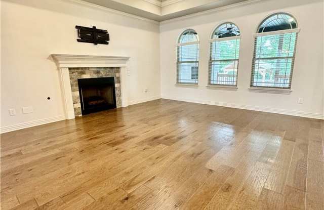 1300 Hickory Street Gallery 3