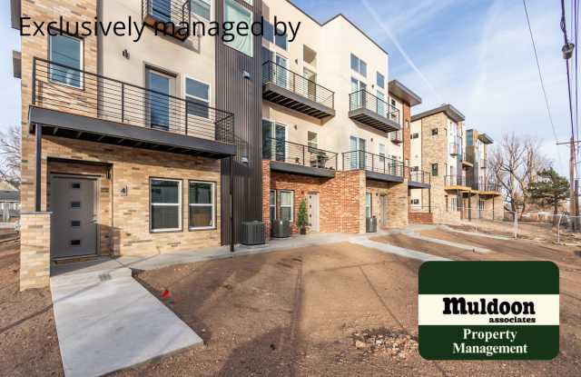 NICE TOWNHOUSE! DOWNTOWN LIVING! photos photos