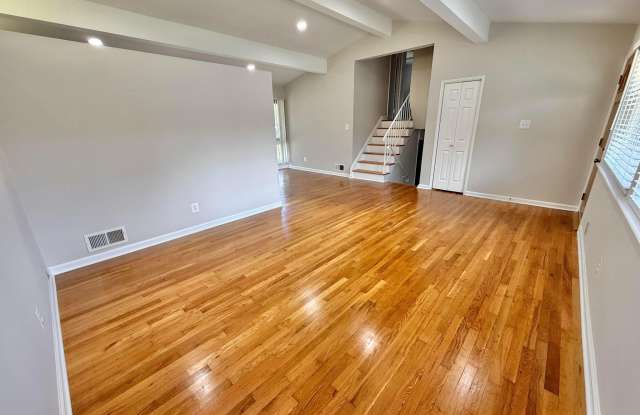 7700 GLENISTER Drive Gallery 3