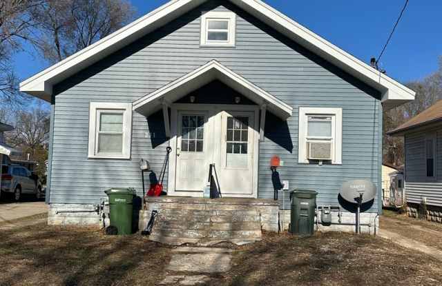 1 Bedroom, 1 Bath Duplex located at 313 Dearborn Waterloo, IA photos photos