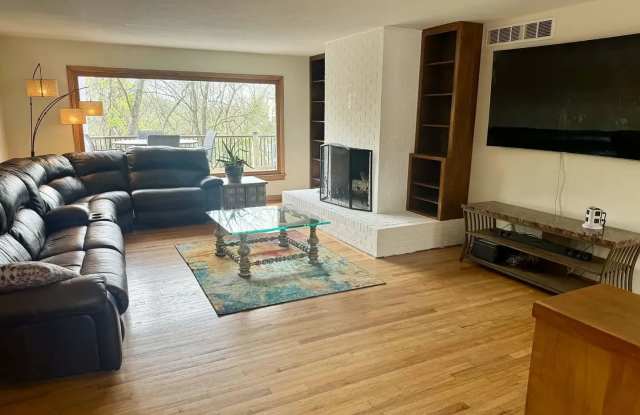 4 Bedroom w/ spacious deck photos photos
