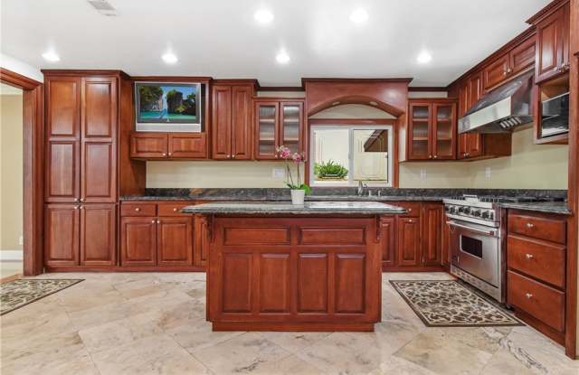 7025 Hartcrest Drive Gallery 3