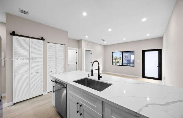 630 NE 166th St photos photos
