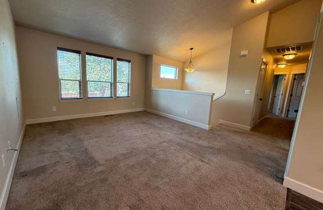 Spacious 4 Bed/3 Bath Single Family Home in NE Bend - Tango Creek Gallery 3
