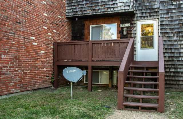 Looking for a spacious and comfortable townhouse in a convenient location? Look no further than 3305 Bridge Manor! Gallery 4