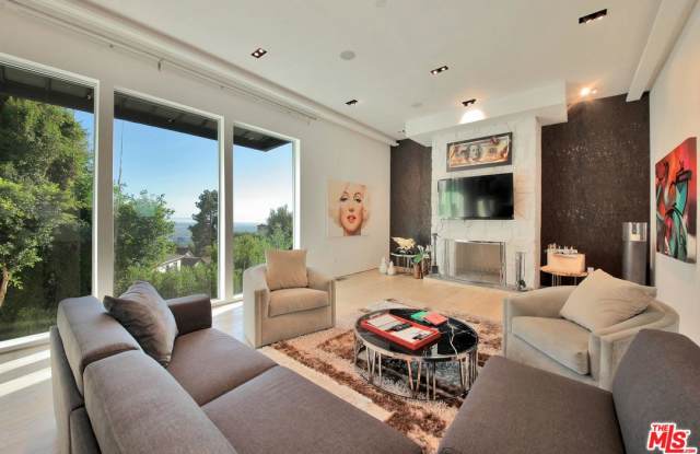 1650 SUNSET PLAZA Drive Gallery 3