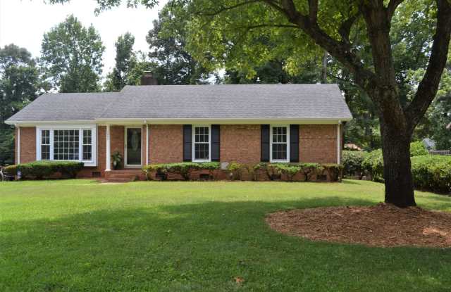 Beautiful, updated Charlotte ranch - 7043 Crossridge Road, Charlotte, NC 28214