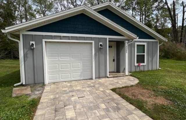 The Cutest 3/2 For You! - 5309 Oaktrail Lane, Jacksonville, FL 32209