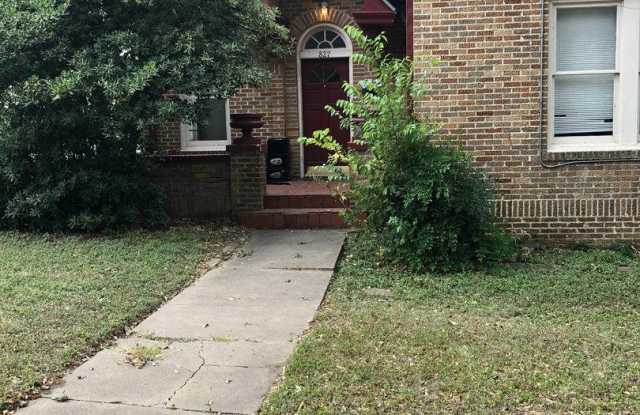 UT PRE-LEASE: 6 Bedroom Home w/ 2 Living Areas, Short Bike/Walk to UT Gallery 3