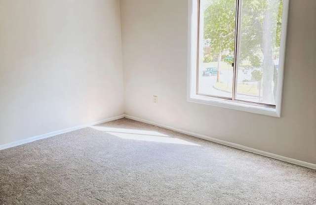 Room in 3 Bedroom Home at N Hamilton St Gallery 3