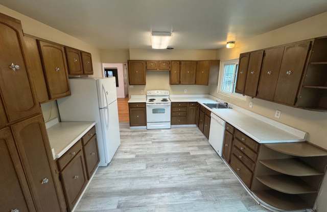 Large Midtown home in the center of it all! Move in Special $500 off first months rent! Gallery 4