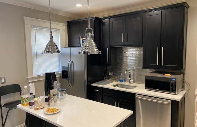 2 MONTHS FREE! NO FEE! LUXURY APT w. Laundry in Unit.  2 Parking Spots Inc.  Pet Friendly! Gallery 3