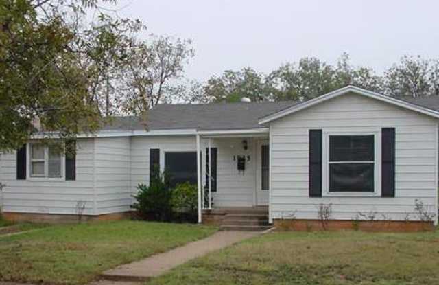 Southside 3 Bedroom with Large Fenced Backyard Gallery 1