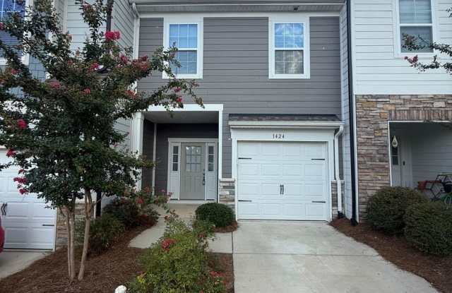 3BR/2.5BA Townhome in Paddlers Cove | Garage, Lake Access, Lawn Care Included Gallery 1