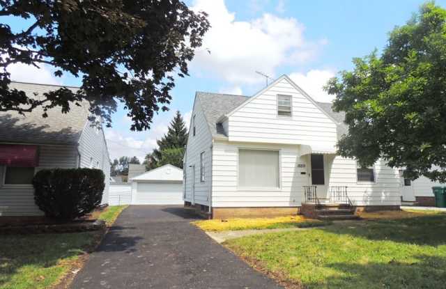 3 Bed - 1 Bath Cape Code for Rent in Maple Heights! photos photos