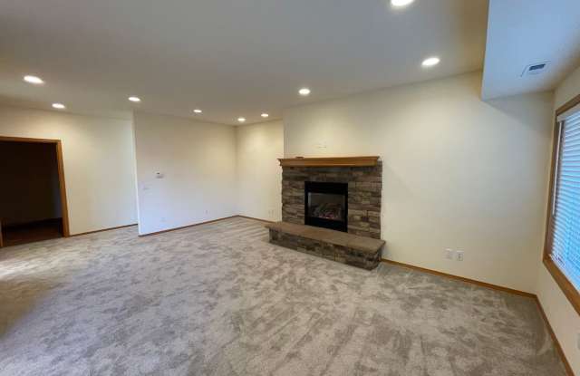 Spacious and Updated 2 Bedroom plus den Apartment. Now includes a $300 Move In Credit!! Gallery 3