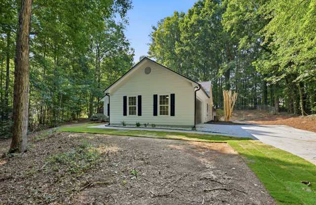 AVAILABLE NOW! 3-Bedroom 2-Bathroom Renovated Ranch Gallery 3
