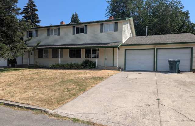 Spacious 3 bedroom Duplex in the heart of CDA! photos photos