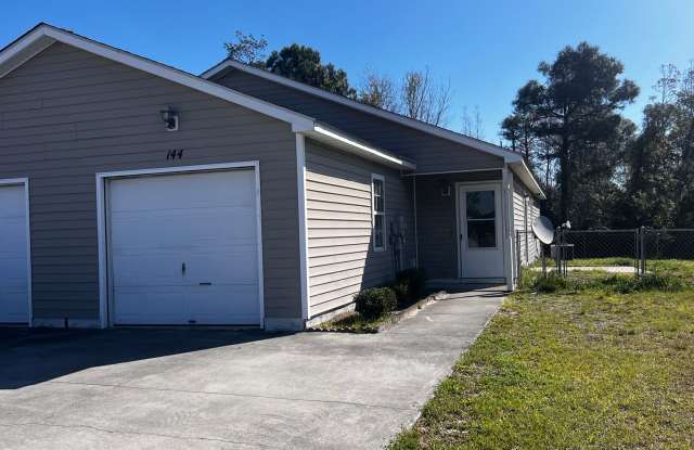 Lovely two bedroom two bath duplex in Hubert. NEW PAINT & NEW FLOORING THROUGHOUT. Just minutes to the back gate of Camp Lejeune. photos photos