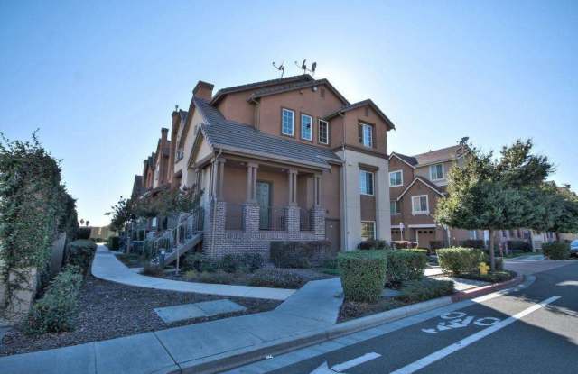 Beautifully Updated Union City Townhome w/ Community Amenities & Vaulted Ceilings photos photos