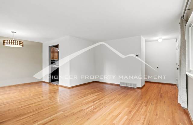Spacious Home with 3 Bedrooms, 2 Bathrooms, 2 Car Garage, 2 Fenced Backyard, and Close Proximity to Garden of the Gods! Gallery 4