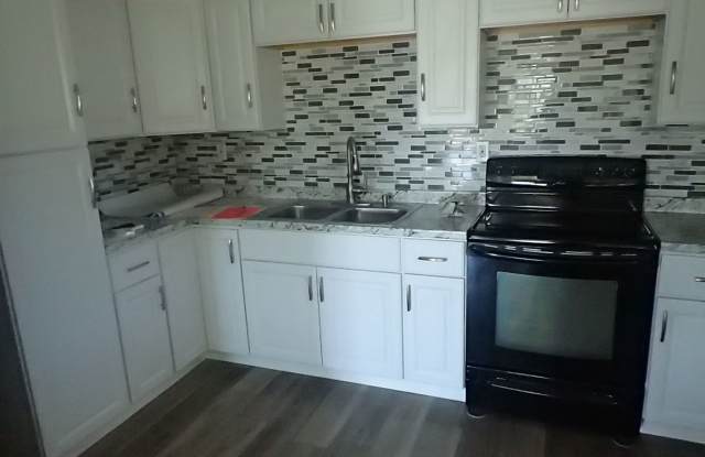 Newly renovated beautiful 1bd/1ba house/commercial space Gallery 4