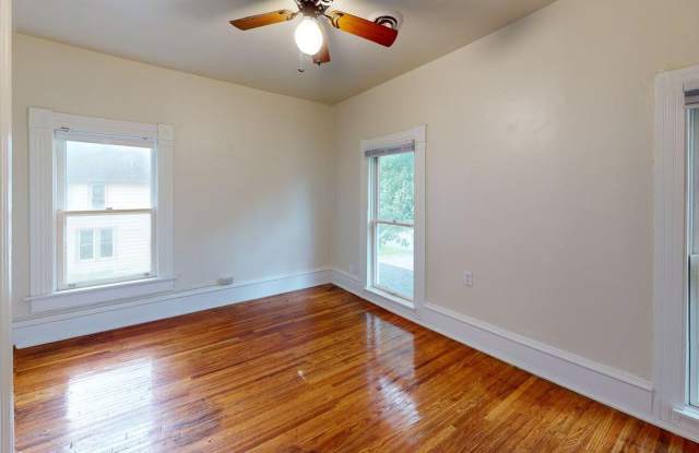 Cute, Clean, Convenient 2 Bedroom Unit in Downtown Ames Gallery 3