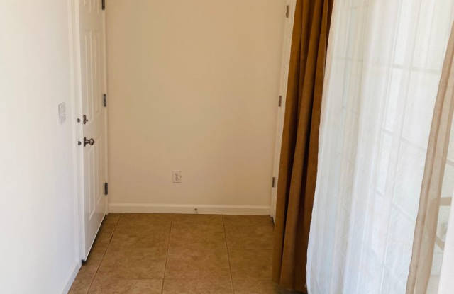 Modern Living in Spacious 2bed/2 bath West Sacramento Townhome Gallery 3