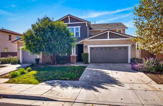 Spacious Newer 4-Bed 3 1/2-Bath Plus Loft Home in Citrus Trails Gallery 3