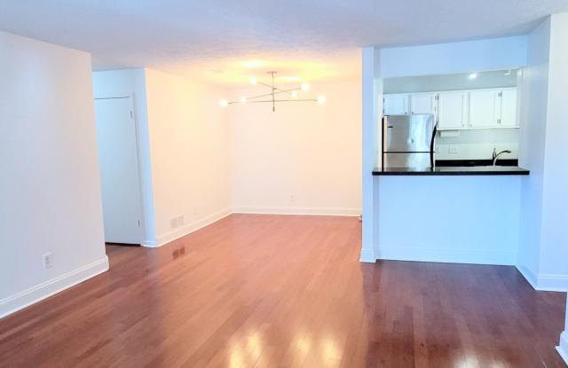 Prime Location Condo in Sandy Springs. Gated community. Swim/Tennis - 6818 Glenridge Drive, Sandy Springs, GA 30328
