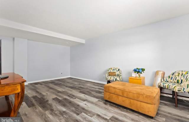 9904 HAGEL Circle Gallery 3