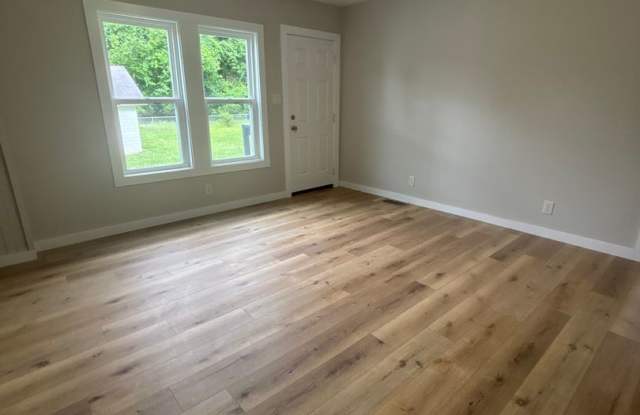 NEW LISTING ! Spacious 5 Bedroom 2 Bath House Gallery 4