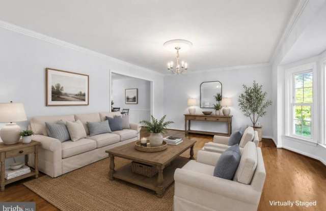 25 WHITTINGHAM Circle Gallery 3