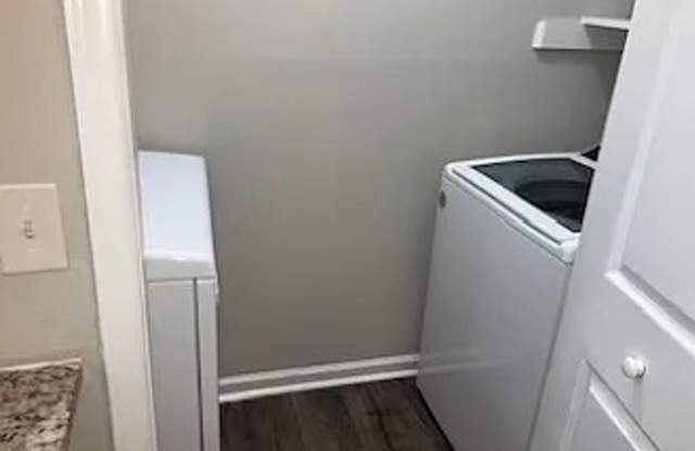 Room in 2 Bedroom Home at Winterpointe Ln Gallery 4