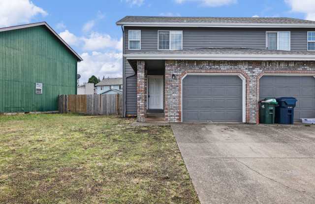 Fantastic 3-Bedroom, 1.5-Bath Duplex With landscaping Included! - 685 North Cloverleaf Loop, Springfield, OR 97477