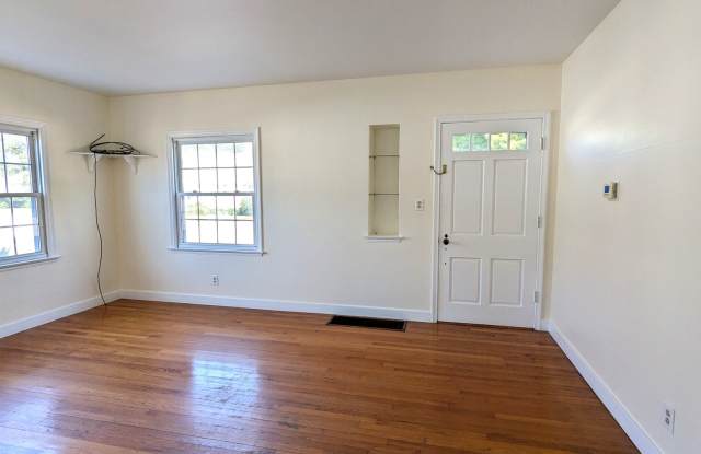 1383 Montague, 3 bedroom house with basement and garage Gallery 3