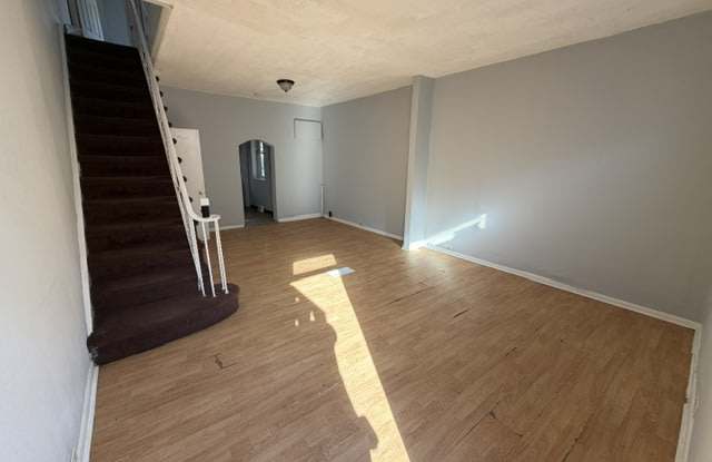 4546 N Mole St Gallery 2