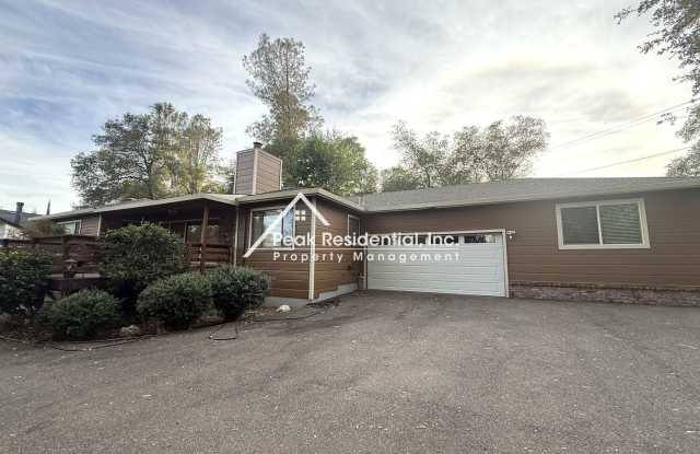 Spacious 3bd/1.5ba Auburn Home with 2 Car Garage & Bonus Room Gallery 1