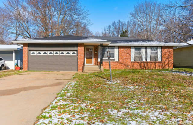 3 Bedroom | 2 Bathroom | 2 Car Garage | Springfield MO | Fenced Back Yard! photos photos