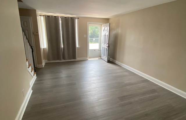 3b1.5b Row House with Deck near Torresdale ave Available Now photos photos