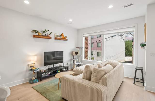 Bi-Level Shaw Condo photos photos