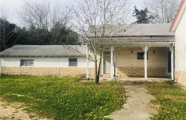 1211 Woodlawn - 1211 Woodlawn St, Lockhart, TX 78644