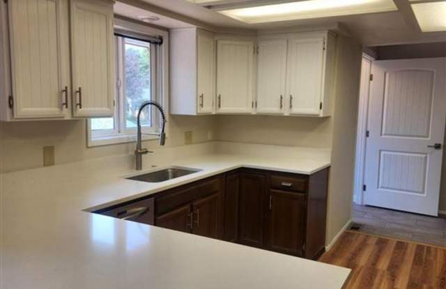 3 Bedroom, 2 Bathroom Home! Gallery 3