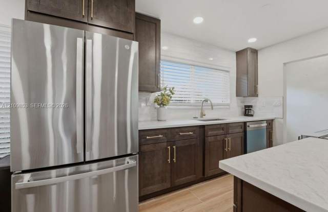 800 Alamanda Drive, North Palm Beach, FL 33408 - 4104 Gallery 1