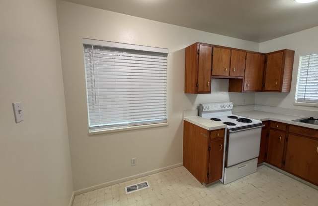 744/746 East 200 North - 746 Gallery 2