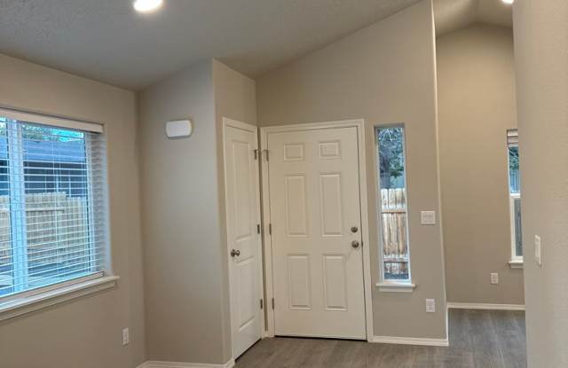Brand New 2 Bdrm House Near Old Mill, All Appliances including Washer/dryer, Air Conditioning, Quiet Neighborhood Gallery 4