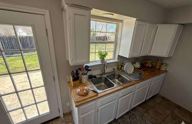 Stunning Rental Home in Southeast Austin – 6700 Rockridge Cir Gallery 3